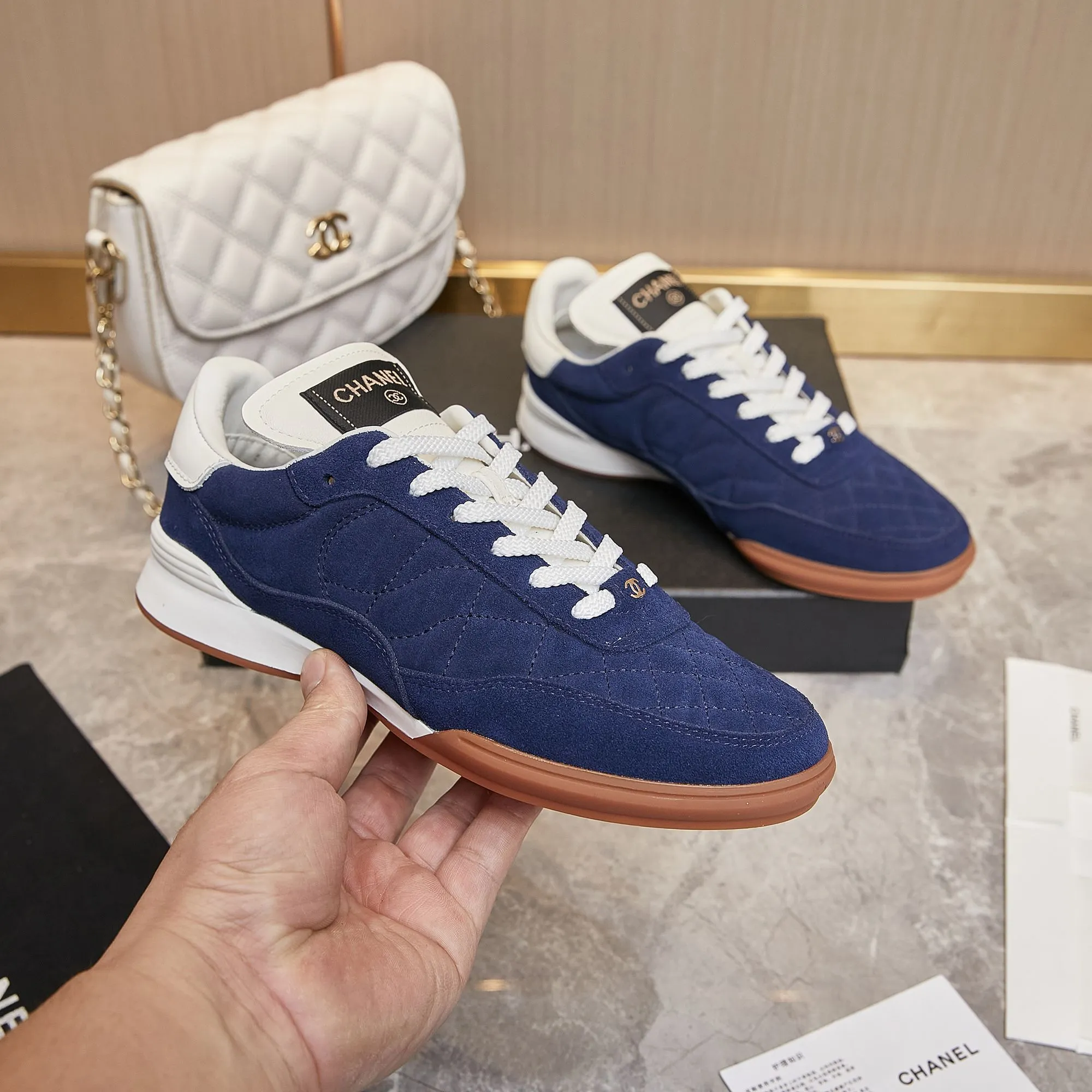 👟👟Ex-factory price 560👟👟 Chanel Chanel - 2024 counter top casual sports shoes This classic design; the upper is electro-embroidered with a variety of techniques; the outsole is fashionable and sporty; it is unusual to incorporate a variety of color matching elements... The diversified mix and match is very beautiful and versatile, casual, fashionable, sports and outdoor can be taken into account... ꫛꫀꪝ Go➫ Material: ❶Upper is made of: Original imported mixed-breed sheep ❷Inside made of: original imported breathable sheepskin ❸Outsole based on: original TPU outsole Full set of boutique packaging for women 35–41